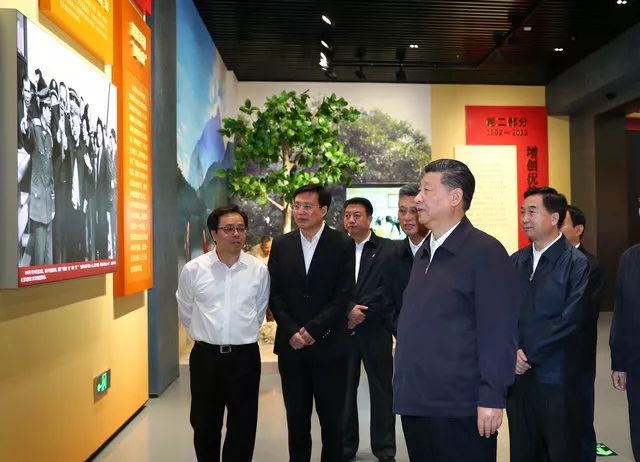 10月24日上午,习近平在深圳参观“大潮起珠江——广东改革开放40周年展览”。来源:新华网 10月24日上午,习近平在深圳参观“大潮起珠江——广东改革开放40周年展览”。来源:新华网